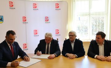 Samorządowcy podczas podpisania umowy